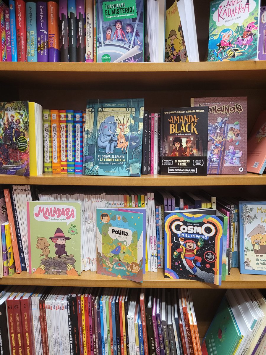 Hoy me pasé por la librería Versus y madre mia! La alegría que me dio ver mi pequeño cómic de Polilla justo al lado de autores tan grandes como @SrtaLumpy y <a href="/javi_decastro/">Javi de Castro</a> 🥲💛💛