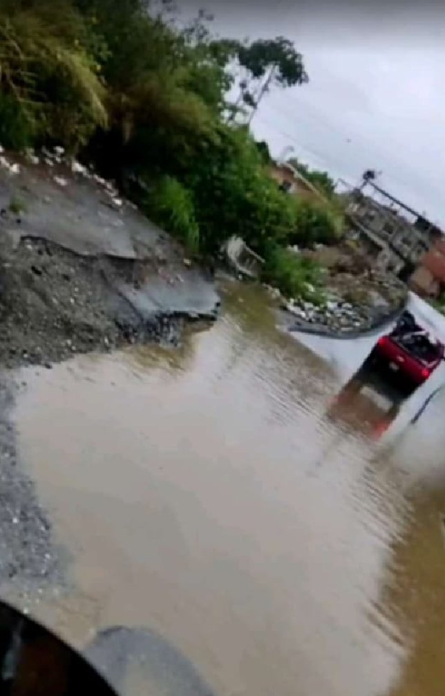 hoyode_lapuerta's tweet photo. Peligro inminente en falla de borde, en la carretera principal de Hoyo de la Puerta.
Las lluvias agravan mucho más la situación para el paso de los carros y peatones. 
#10JUN24 
#HoyoDeLaPuerta https://t.co/duHxpoDusv