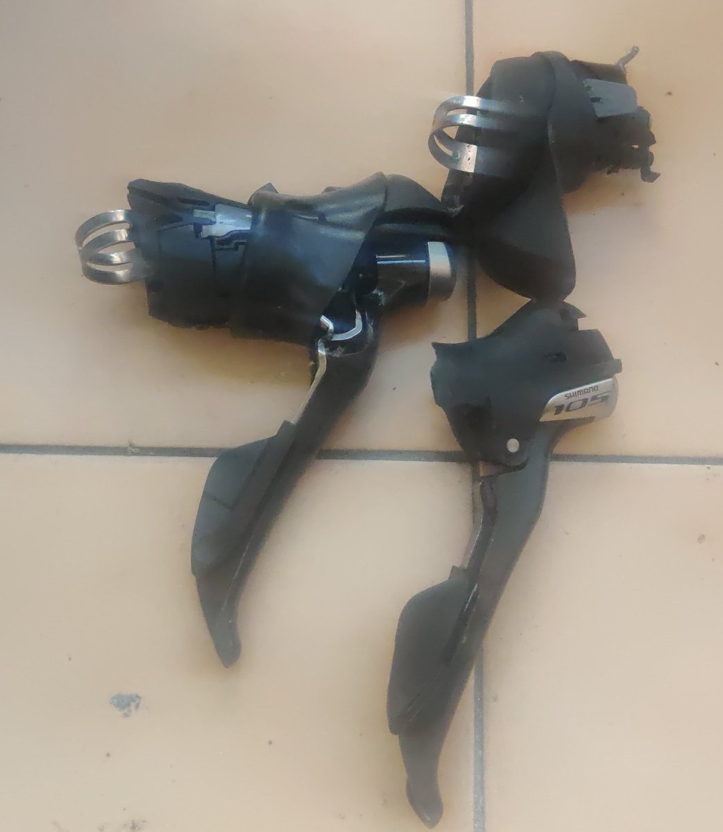 ol_gme's tweet photo. @raphaelsurcouf Je vois pas bien quelle est la pièce manquante. Au besoin j'ai une paire de st-5800 hs qui peut être vampirisée si ça fit. Dispo paris. https://t.co/17RH015wlx