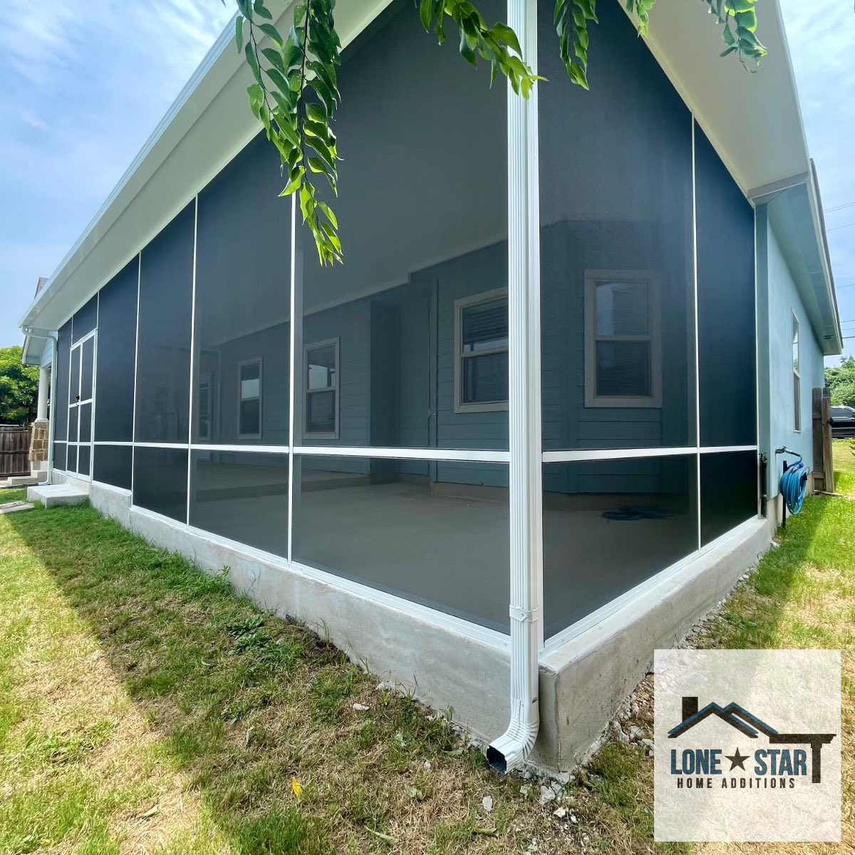 LSHomeAdditions's tweet image. Excited to share our newest project in Selma, Texas! Transform your outdoor space with our custom screen room addition. #OutdoorLiving #HomeImprovement #SelmaTexas #CustomDesigns