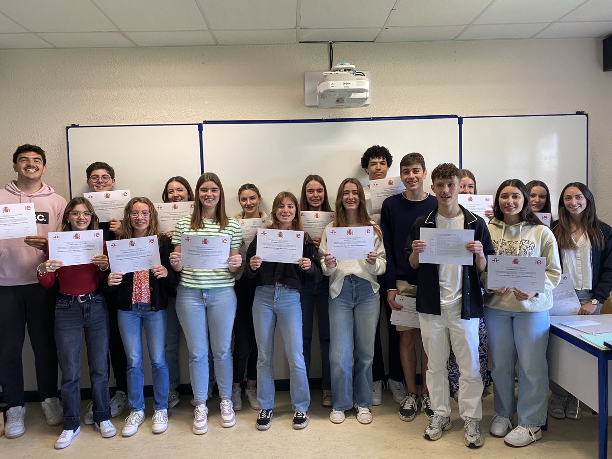 MicheletLycee's tweet photo. Remises des certifications Cervantes et du 1er prix national de la ligue des droits de l’homme pour nos brillants élèves. Développement de compétences et recherche de l’excellence.  ⁦@ICToulouse⁩ ⁦@DSDEN65⁩ ⁦@actoulouse⁩ ⁦@LDH_Fr⁩ https://t.co/VHzpHvyEE4