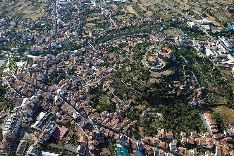 SabiasGalicia's tweet image. Sabías que a palabra lemos (#Monforte de #Lemos), que dá nome tamén á comarca, coñecida como Terra de Lemos, sería unha palabra céltica que significa "terra húmida ou fértil", e a palabra Monforte, do latín Montem Fortem "monte fortificado". #Boanoite #Galicia