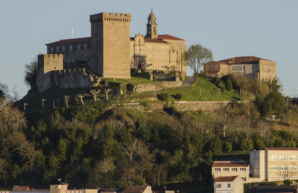 SabiasGalicia's tweet image. Sabías que a palabra lemos (#Monforte de #Lemos), que dá nome tamén á comarca, coñecida como Terra de Lemos, sería unha palabra céltica que significa "terra húmida ou fértil", e a palabra Monforte, do latín Montem Fortem "monte fortificado". #Boanoite #Galicia