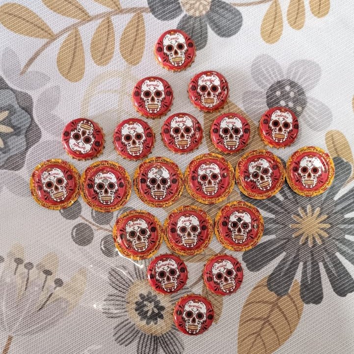 VivaLaCalaca's tweet photo. Hace unos años, @VictoriaMX lanzó una serie de cervezas con taparroscas de calavera por #DíadeMuertos. Y un dios primigenio (Lalito😍) nos compartió su colección 🍻
A 20 días de iniciar con los #xpaces, te las estaremos presentando.
¡Estamos más cerca de #VivaLaCalaca!🌼💀 https://t.co/EkzutF9eZJ