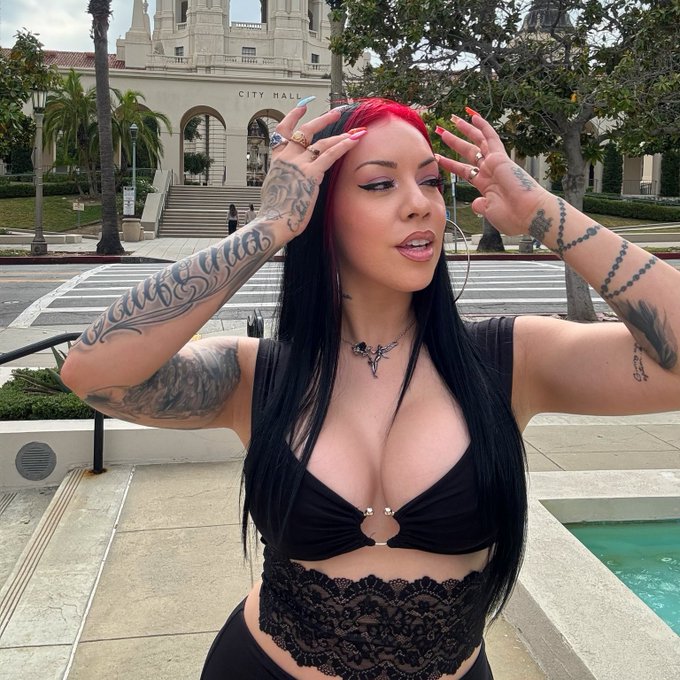 😌🤘🏼🖤 https://t.co/lgSKV5e3UN