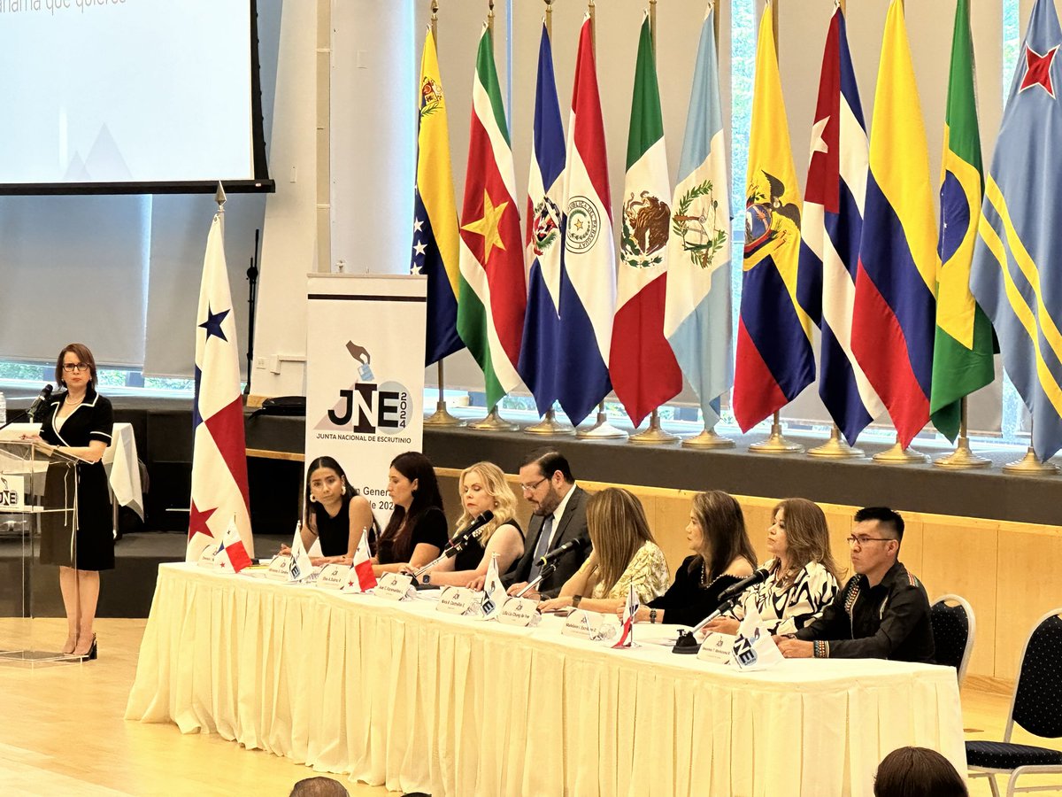 <a href="/JuntaNE2024/">Junta Nacional de Escrutinio 2024</a> hizo reconocimiento al <a href="/Parlatino_org/">Parlamento Latinoamericano y Caribeño</a> por apoyo como sede de ese ente electoral contribuyendo a la democracia. La distinción fue entregada por la presidenta de la JNE, <a href="/NiviaRossana/">Nivia R Castrellón E 🇵🇦</a> al secretario eje. <a href="/EliasACastillo/">Elias Castillo</a> en proclamación de diputados del <a href="/parlacenpa/">PARLACEN Panamá</a>