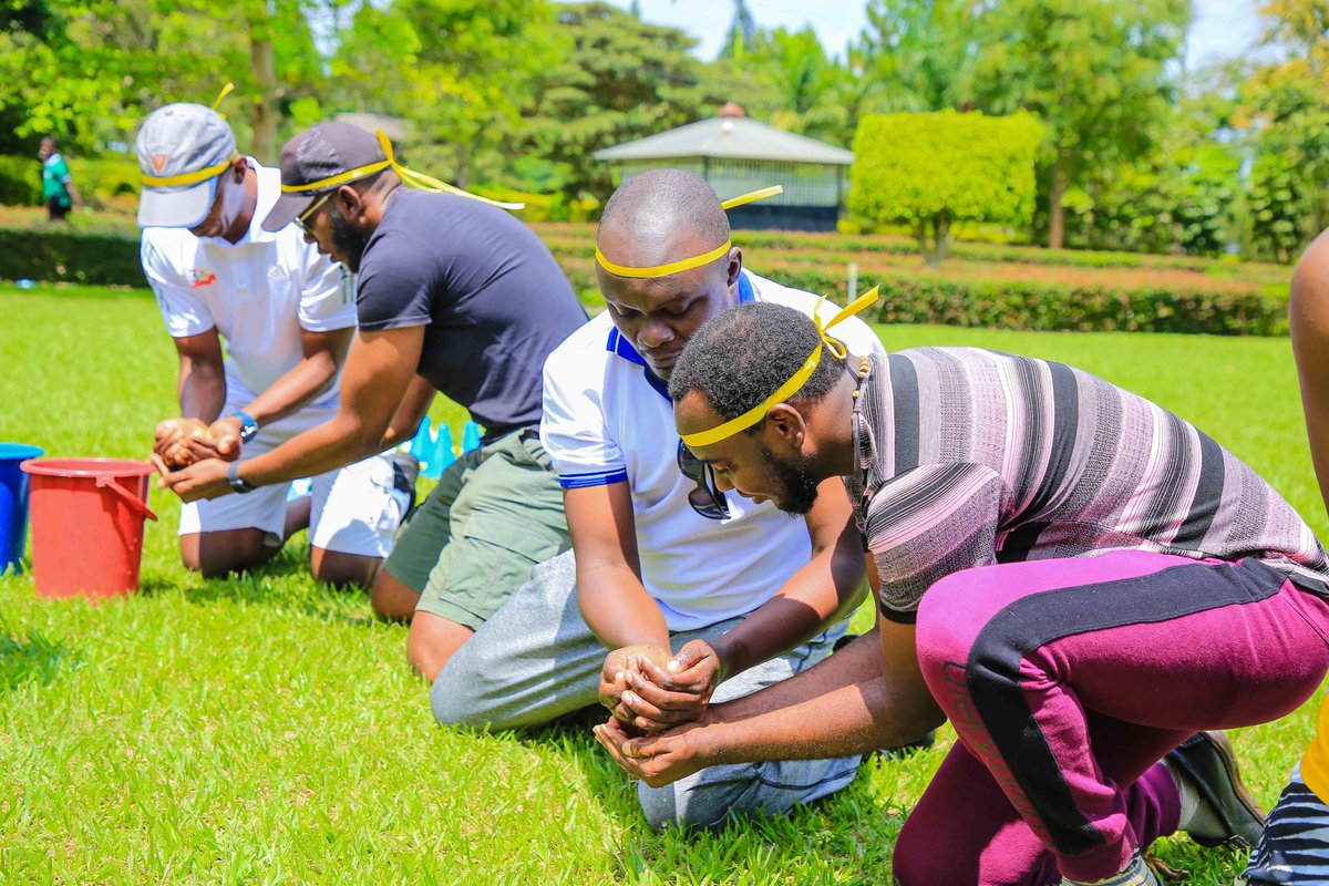 ASOU_Official's tweet image. Who's strategy nailed the intense bottle filling Challenge? Team Vikings (standing) Vs Simba (Kneeling) 🏅
Laws of gravity came in hand Kneel, big palms first, steady palms fill! 😆#ASOUfunday #Toolsdown #Reset #TeamBuilding