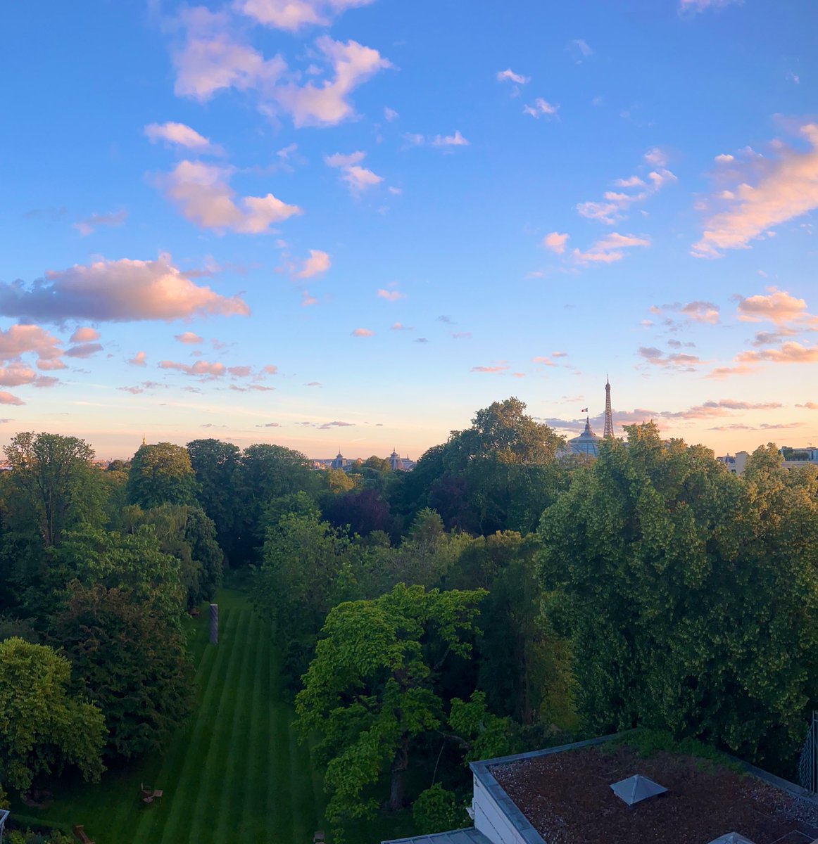 MennaRawlings's tweet photo. Peaceful evening in Paris.
#panopic #paris #viewfrommywindow https://t.co/or9rcnjzuK