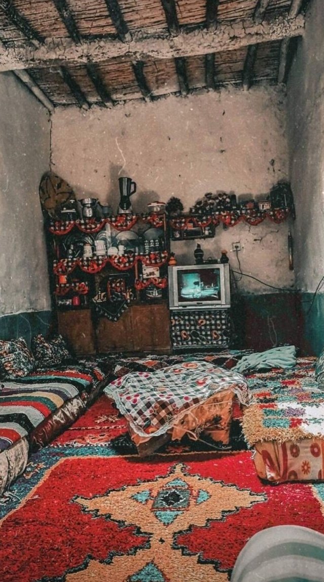 يا دار جئتك والأحباب قد رحلوا
فلا جليس و لا صوت و لا مقل
 
يا راحلين وفي عيني منزلهم
لا لن تغيبوا إلى أن يحضر الأجل

مواسم السعد جفت بعد غيبتهم
فهل تعيش قلوب هدها الوجل

يا من رحلتم ولم ترحل مودتكم
ما زال يسكن في أعماقنا الأمل