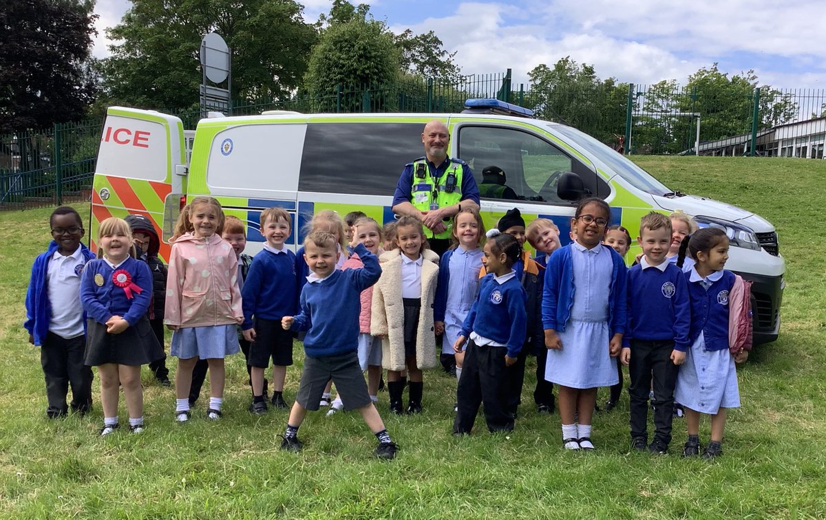 WednesfieldWMP's tweet photo. Today, the children from @StAlbansAcademy Ashmore Park had a fantastic time today meeting our PCSO Ian and thoroughly enjoyed looking around the Police van.

They also received top marks for their great work in helping to solve the mystery of the "missing" class giraffe 🦒 👏👏 https://t.co/mYDTZ2pRBF