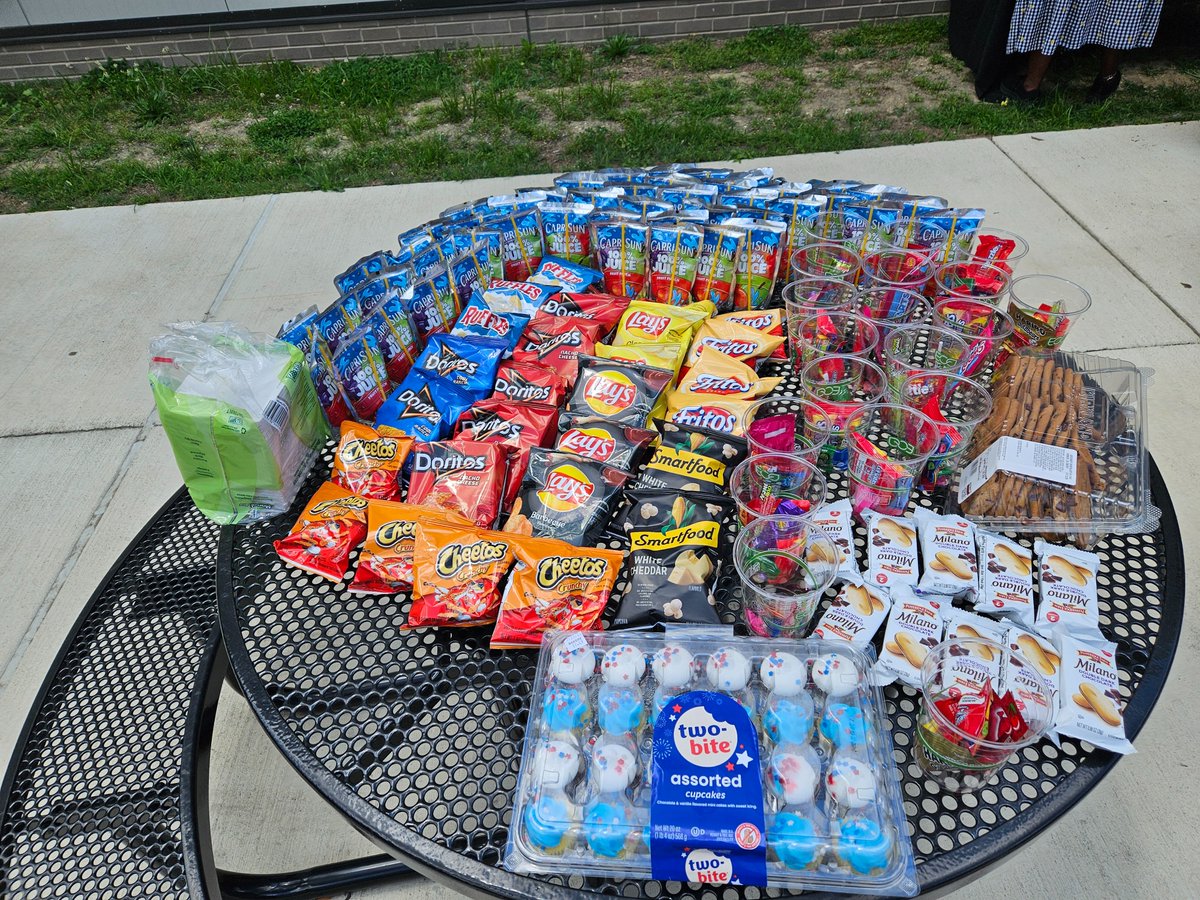 WalkerMillMS's tweet photo. Team Howard (7th Grade) had an excellent enrichment day outside! Thank you to Ms. Tate, Ms. Whatley, and the rest of Team Howard for organizing this. #pgpcs #pgcpsproud #pantherpride #blueandgold #gopanthers #FunDay #7thGrade #wmms https://t.co/OeZxLSPub1