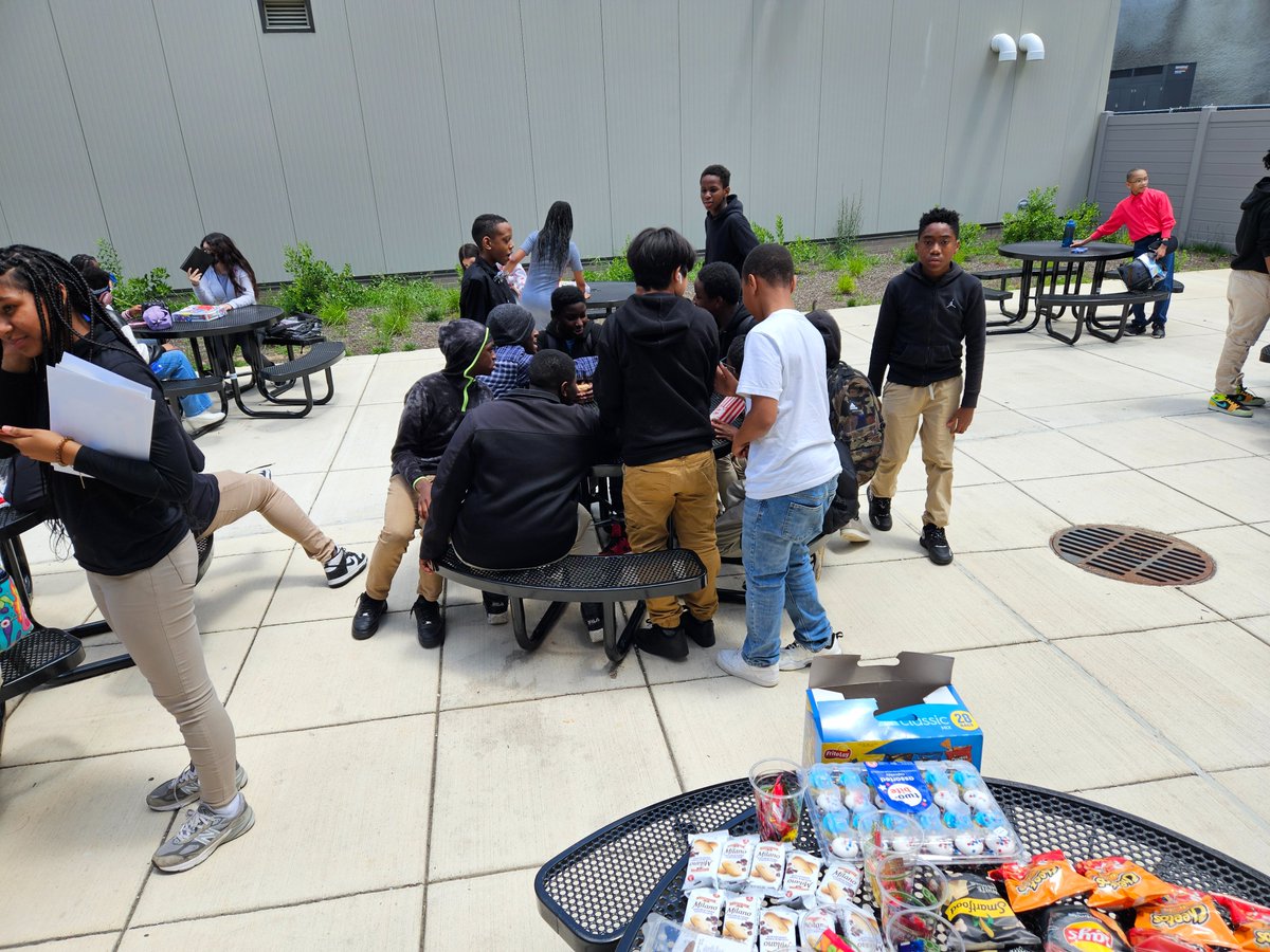 WalkerMillMS's tweet photo. Team Howard (7th Grade) had an excellent enrichment day outside! Thank you to Ms. Tate, Ms. Whatley, and the rest of Team Howard for organizing this. #pgpcs #pgcpsproud #pantherpride #blueandgold #gopanthers #FunDay #7thGrade #wmms https://t.co/OeZxLSPub1