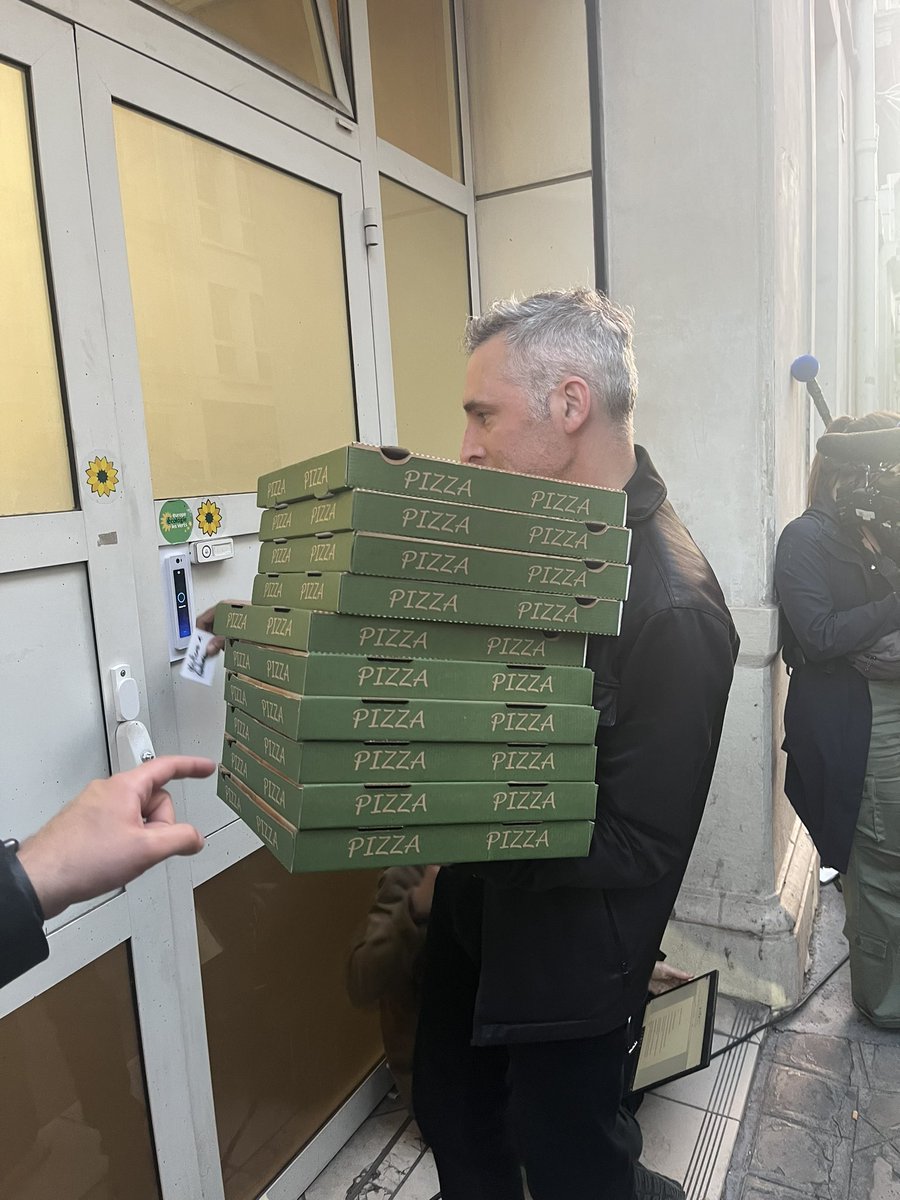 CyprienPez's tweet image. Les négociations vont durer entre les dirigeants de la gauche, visiblement. @RMCInfo