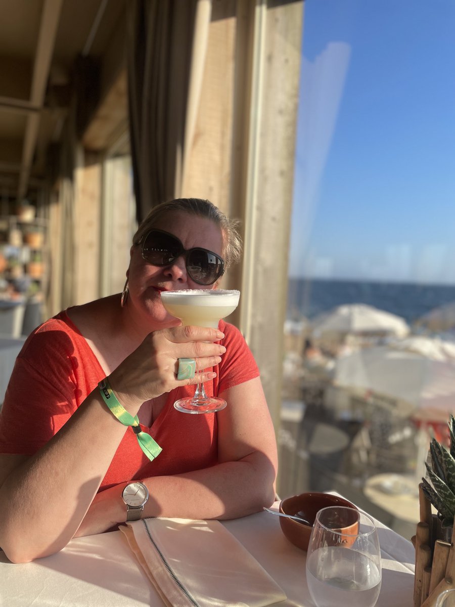 M_Gledhill's tweet photo. Praia da Luz bar Foz waiting for sunset. Cheers https://t.co/aXqyrbM51x