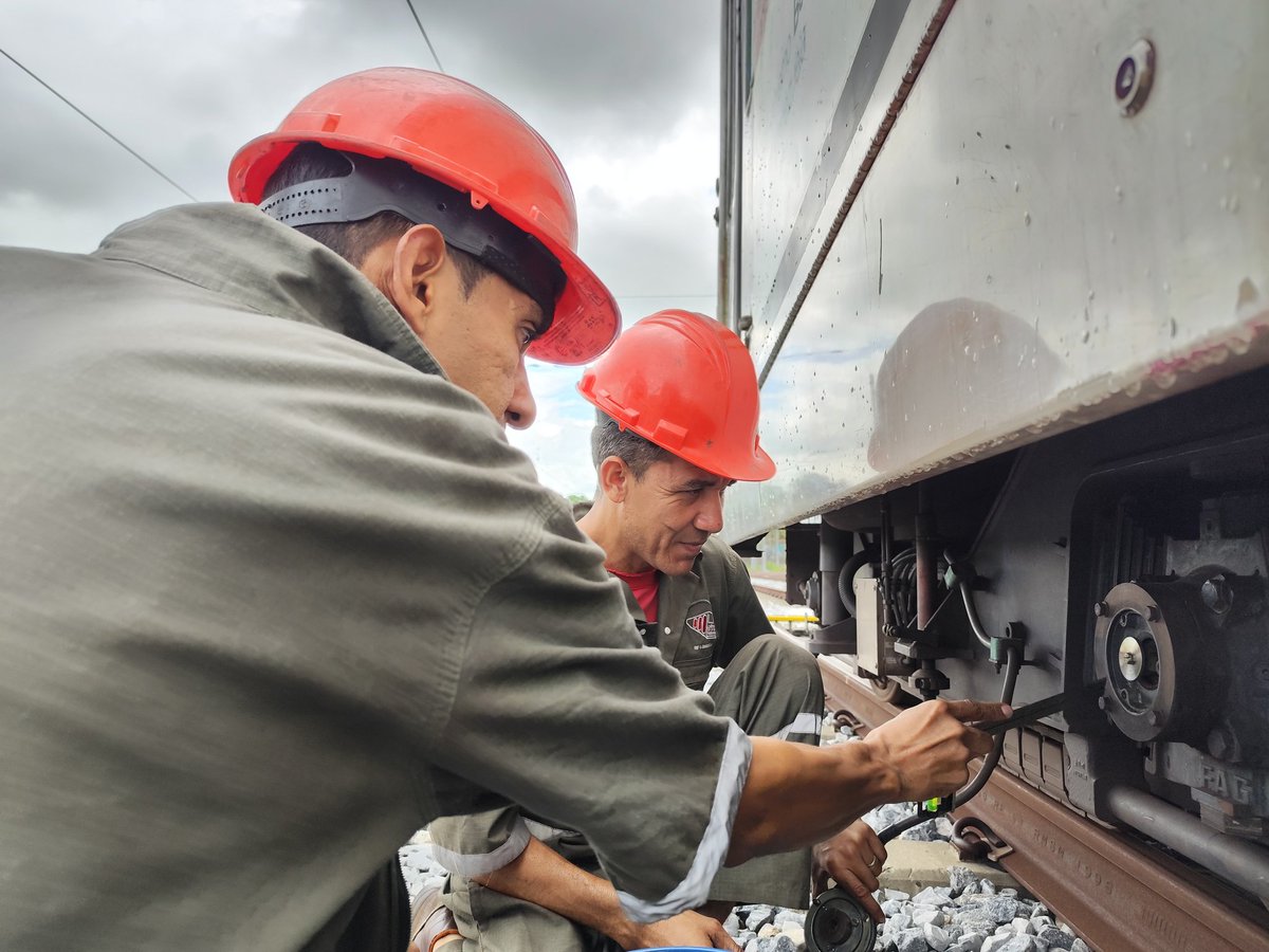 CAMETROVALENCIA's tweet photo. #10Jun ||En marcha y gracias a la #GMTVen la #ClaseObrera de @CAMETROVALENCIA continúa los trabajos de repotenciación de la flota de trenes, con la revisión de escobillas de retorno de corriente de los vagones 1012 y 1007 @NicolasMaduro @rvaraguayan @yolyemil #NicoTieneLasRiendas https://t.co/0rD4pao6ji