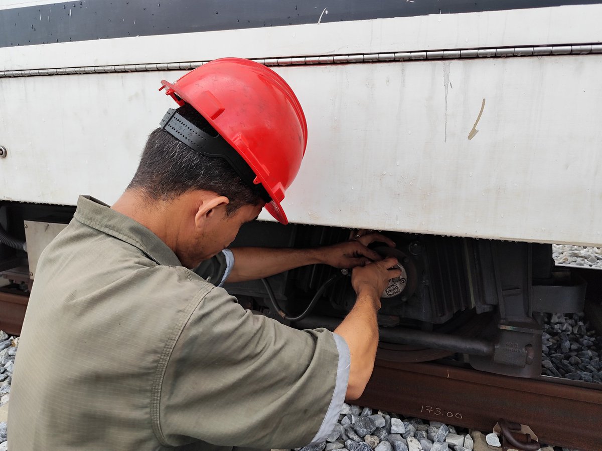 CAMETROVALENCIA's tweet photo. #10Jun ||En marcha y gracias a la #GMTVen la #ClaseObrera de @CAMETROVALENCIA continúa los trabajos de repotenciación de la flota de trenes, con la revisión de escobillas de retorno de corriente de los vagones 1012 y 1007 @NicolasMaduro @rvaraguayan @yolyemil #NicoTieneLasRiendas https://t.co/0rD4pao6ji