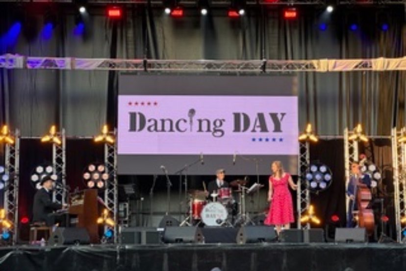 day_dancing's tweet photo. A wonderful show in Sainte-Mère-Eglise on the 6th of June for the 80th anniversary of the landing in Normandy ! 
Thank you for this great moment. 
#80dday #swingjazz #guinguette #libertybal @LaManche50 @RegionNormandie https://t.co/l4b1YNrUFP
