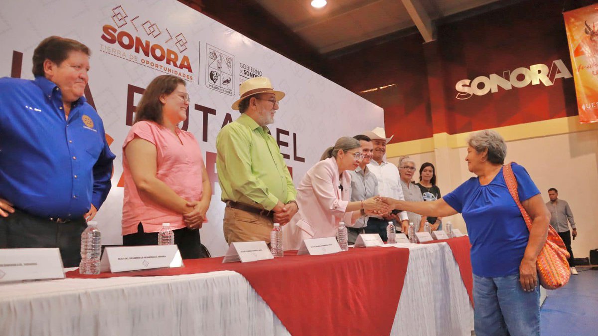 gobiernosonora's tweet photo. 🟠 Con programas como la Ruta del Desarrollo y la Jornada Optometrista Poder Ver 2024  estamos garantizando la salud visual y el bienestar de las comunidades más necesitadas. 

Entregamos lentes y tarjetas de programas sociales en zonas vulnerables de Hermosillo. 👓🌟

#CompromisosFirmes #TierraDeOportunidades