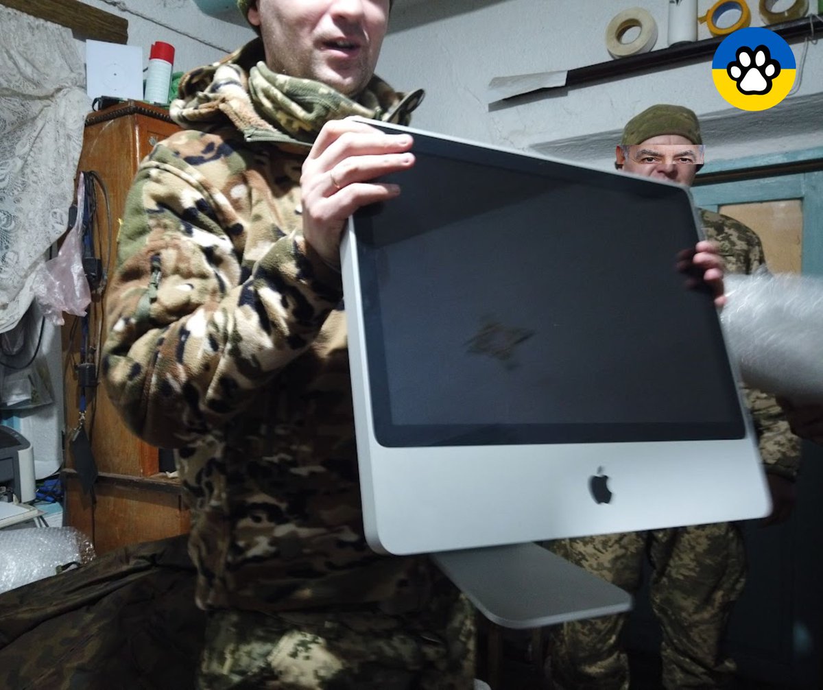 HemingwayUKR's tweet photo. V rámci spolupráce s Potřebnej počítač jsme zavezli obráncům Ukrajiny i tenhle parádní Mac. Jestli máte doma komp, který už nevyužijete, ale mohl by po menší repasi ještě sloužit, dejte určitě vědět!
#ProjectHemingway najdete na https://t.co/JtOVhzqvy0 ✌️ https://t.co/BFtAhxm1L0