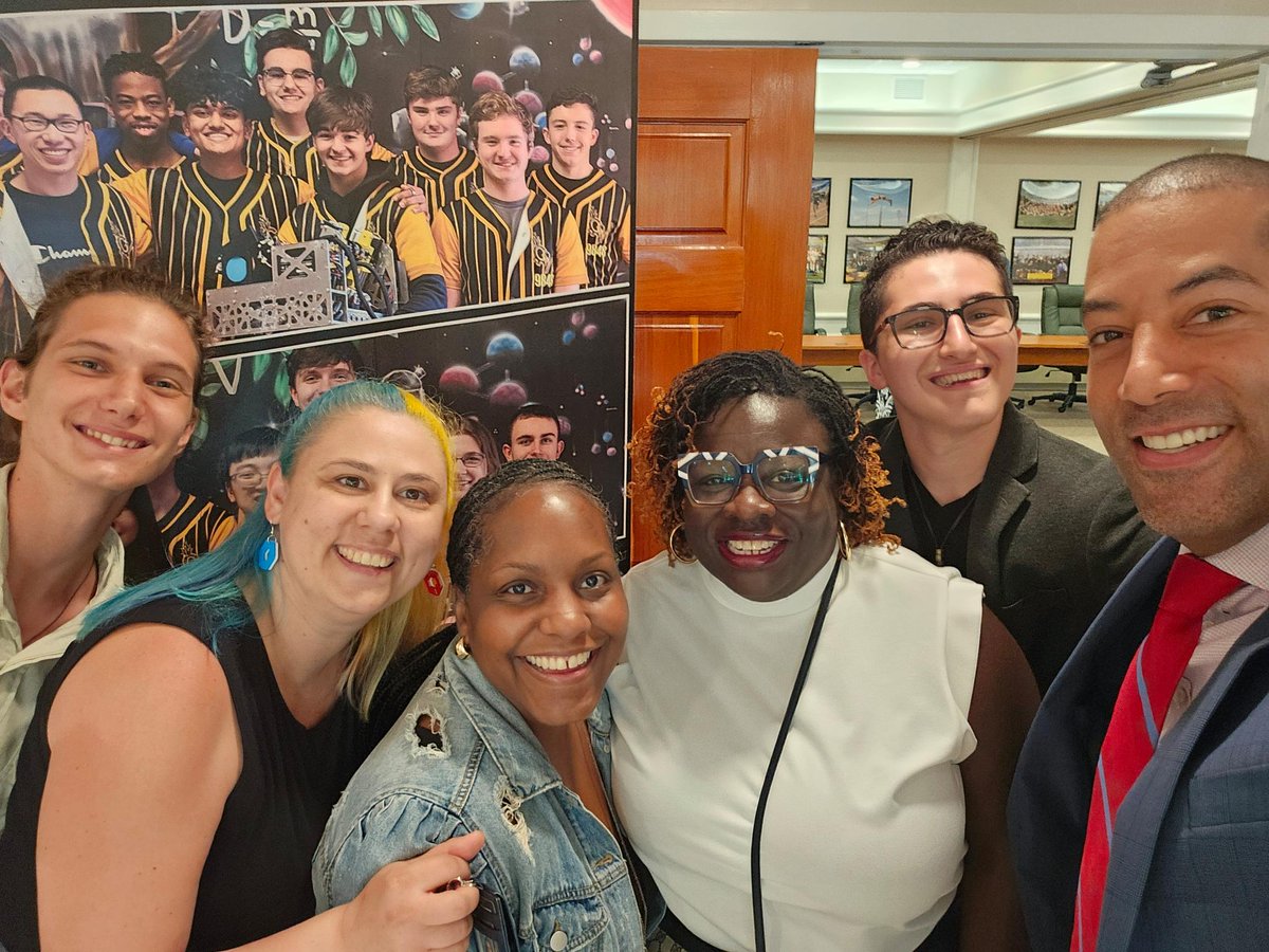 SpillerForNJEA's tweet photo. It was so inspiring to meet with 9848 GearView Robotics Team earlier this month! 🤖 🤖 

The robots these hardworking students built were incredible! Shout out to the NJEA members who created the space for this innovative work at Clearview Regional High School👏🏾 #StudentLeaders https://t.co/nihERi34Mg