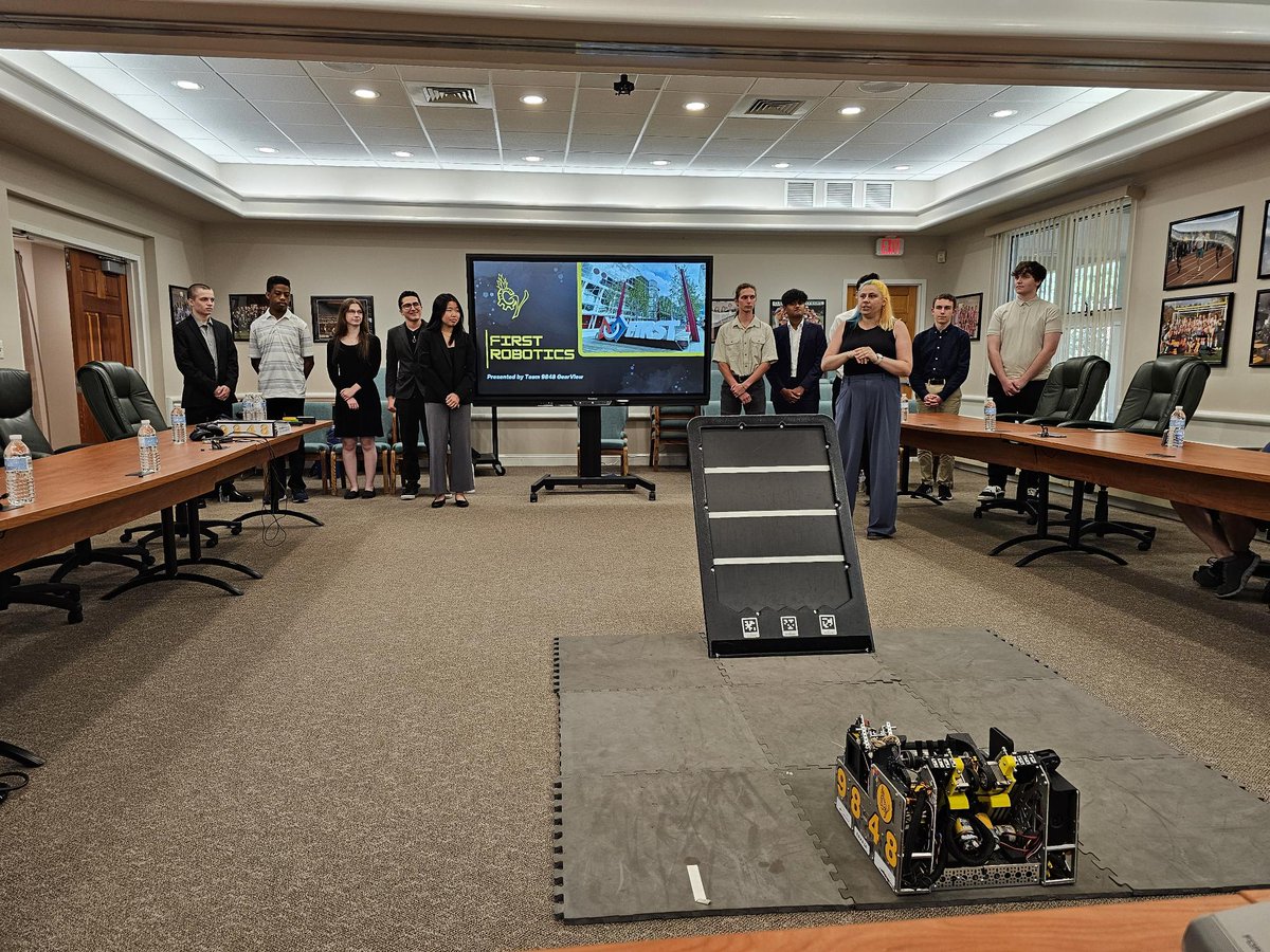 SpillerForNJEA's tweet photo. It was so inspiring to meet with 9848 GearView Robotics Team earlier this month! 🤖 🤖 

The robots these hardworking students built were incredible! Shout out to the NJEA members who created the space for this innovative work at Clearview Regional High School👏🏾 #StudentLeaders https://t.co/nihERi34Mg