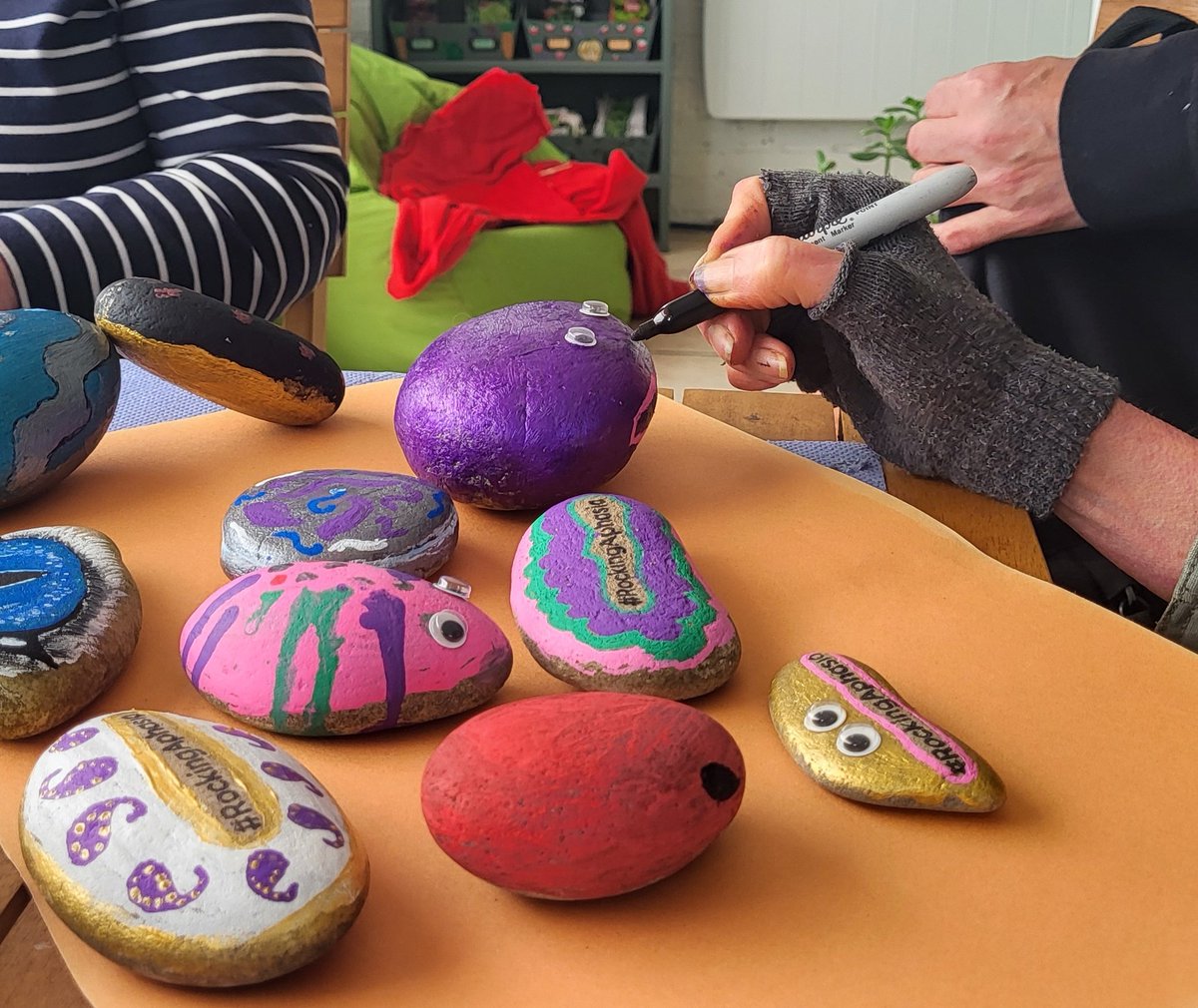abracabadger's tweet photo. 🪨 An amazing array of #RockingAphasia artworks created by my fellow Green Minds group members at @samhtweets Duntrune Community Garden in Dundee. 🏴󠁧󠁢󠁳󠁣󠁴󠁿 

🗣We had a brilliant time talking about aphasia and getting creative.🖌

💜 My fave is the purple one with pink lipstick! 💄 https://t.co/rgXvFDvlxL
