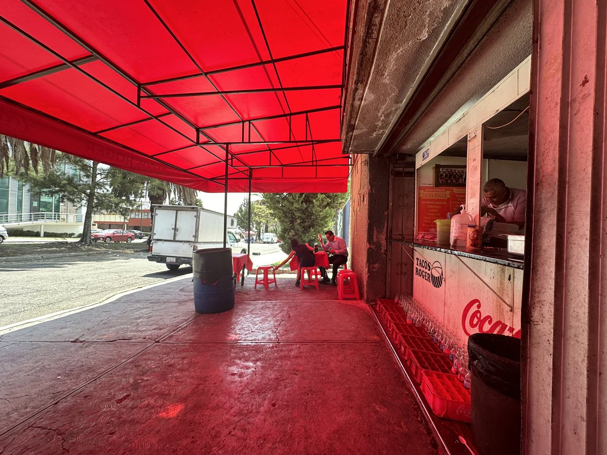 ferperezcorona's tweet photo. Mi último taco Roger 🌮 en La Paz
Un taco cuesta 85 pesos
Se me hizo muchísimo
Antes, muchos autos y comensales
Faltaban mesas
Esta vez, no fue difícil encontrar estacionamiento, ya no había fila para pedir
Una apuesta diferente: vender menos y caro
A ver si resulta
#Puebla https://t.co/kWJarjioWE