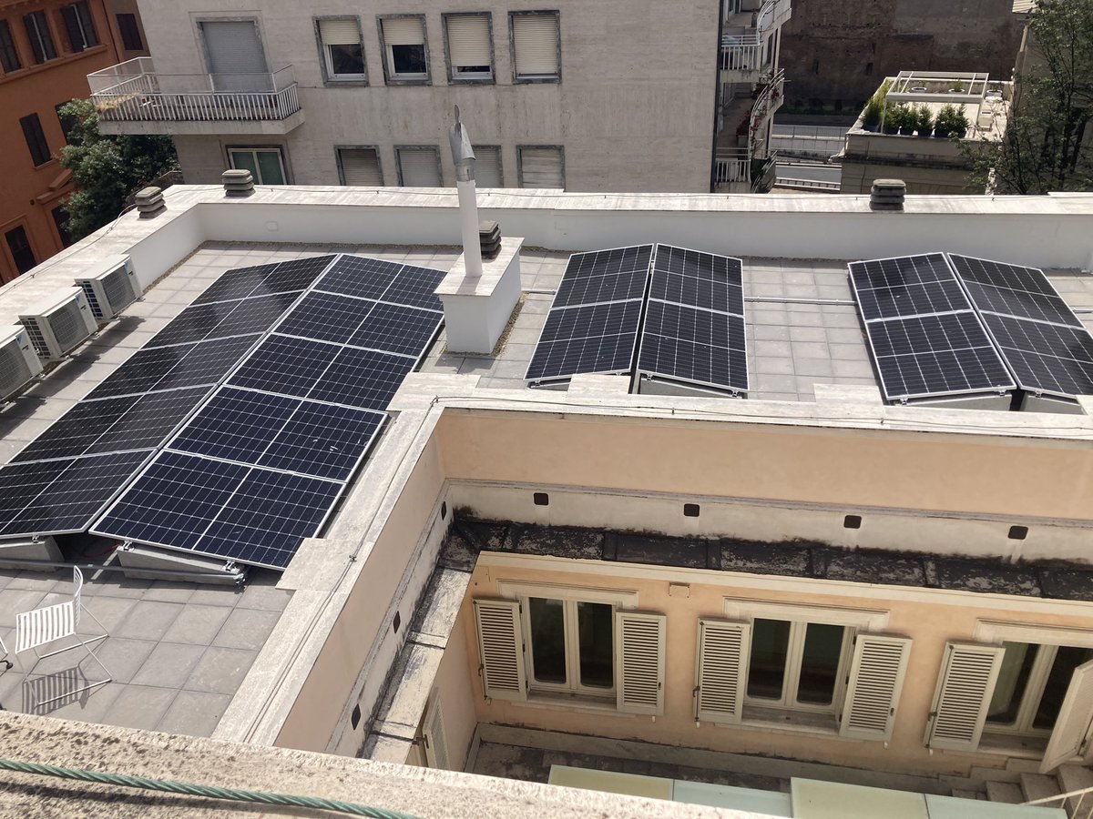 Äntligen. Grön omställning. Luftvärmepumpar från svenska Nibe. Solpaneler på taket. Ut med rysk gas (o annan gas).Ambassadresidenset blir nära självförsörjande på el o värme! Tack Statens fastighetsverk!