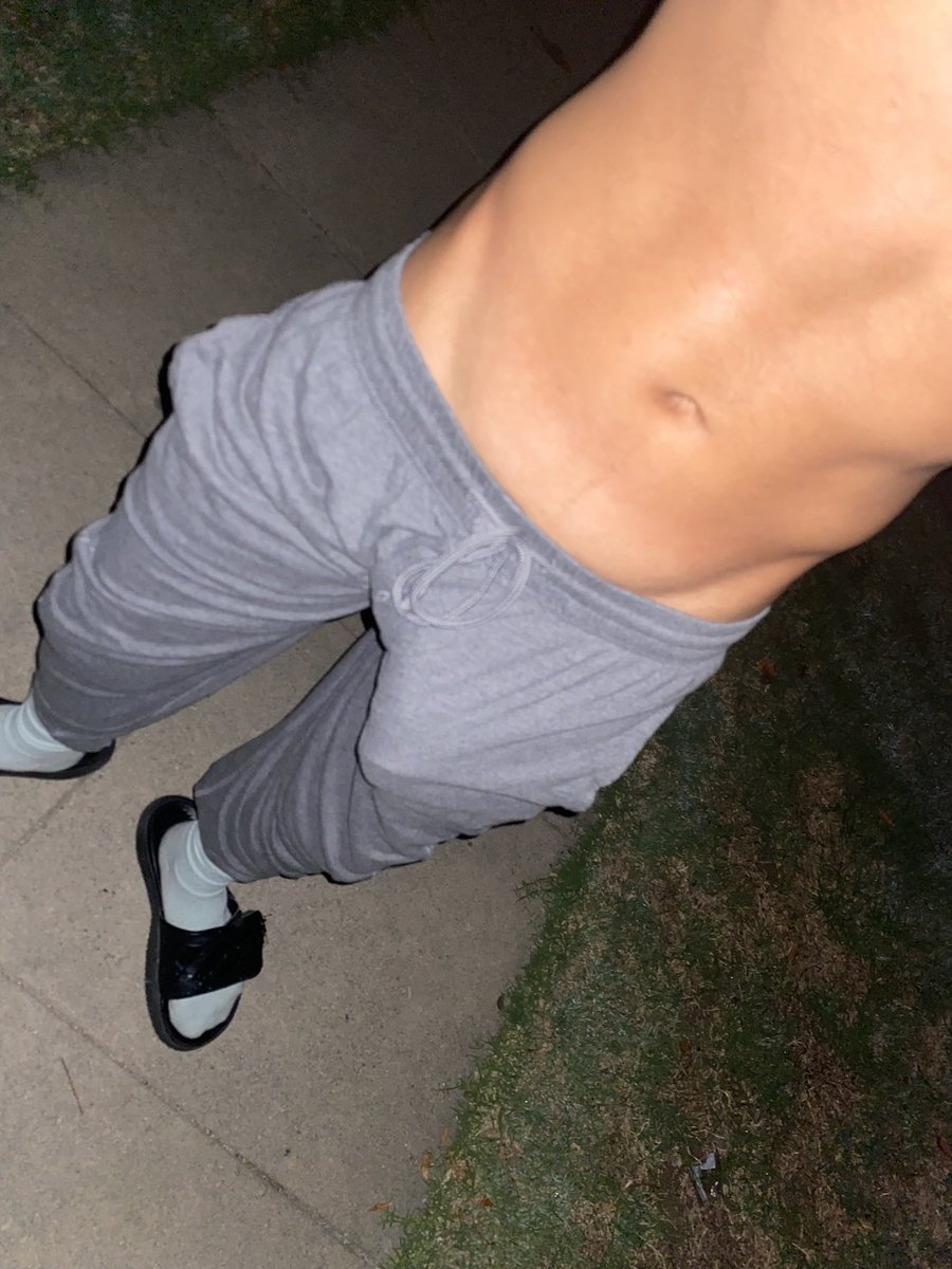 ManifiqueX's tweet photo. Hunging around 😜 https://t.co/C7lMnZUEzr