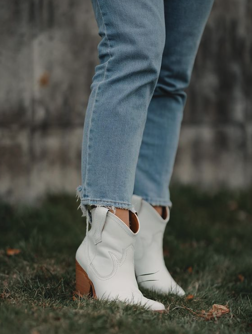ThursdayBootCo's tweet photo. These π’are a must π€
I love pairing these boots with some jeans, and sundresses!
πΈ @sergeychikdima
#Fashionreview #fahionblogger #styleinsider #fashionobsessed #fashioninfluencer #fashionaddict #womenstyle #outfitreview #fashiondiaries #stylegoals #fashiontips https://t.co/UvUe0ntNsz
