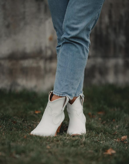 ThursdayBootCo's tweet photo. These π’are a must π€
I love pairing these boots with some jeans, and sundresses!
πΈ @sergeychikdima
#Fashionreview #fahionblogger #styleinsider #fashionobsessed #fashioninfluencer #fashionaddict #womenstyle #outfitreview #fashiondiaries #stylegoals #fashiontips https://t.co/UvUe0ntNsz