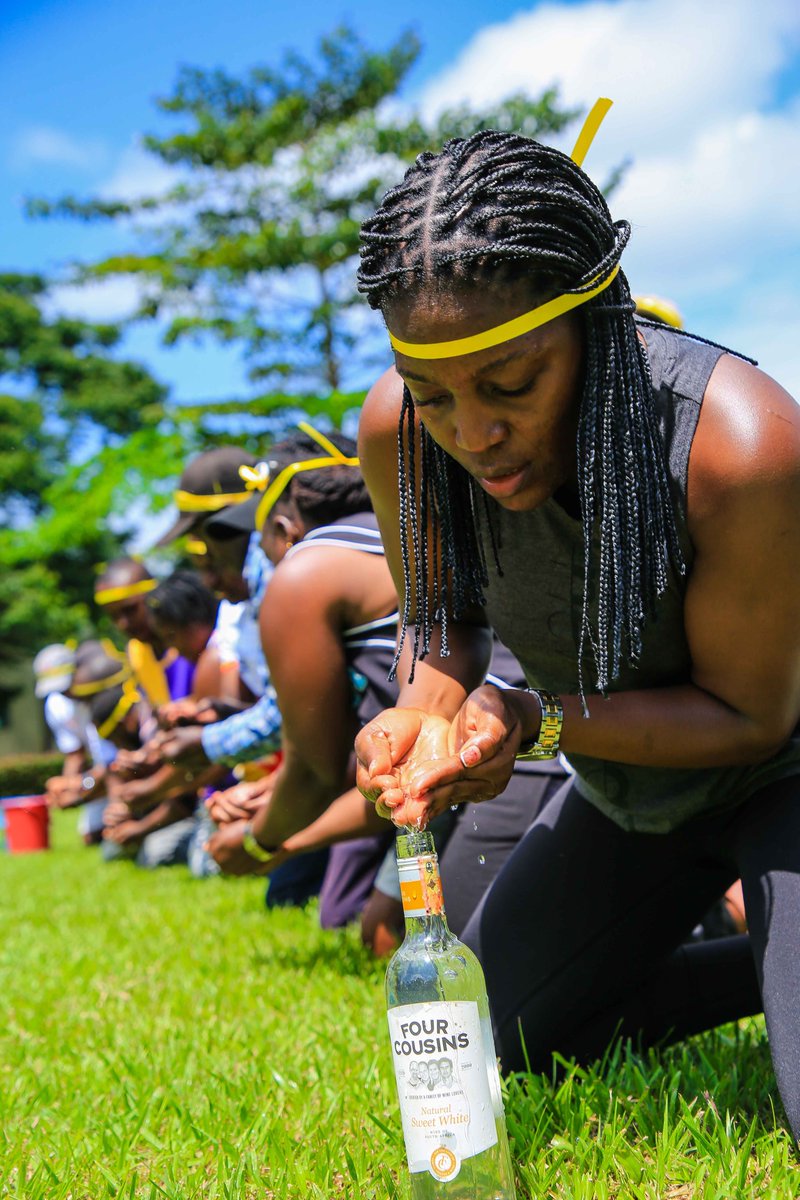 ASOU_Official's tweet image. Who's strategy nailed the intense bottle filling Challenge? Team Vikings (standing) Vs Simba (Kneeling) 🏅
Laws of gravity came in hand Kneel, big palms first, steady palms fill! 😆#ASOUfunday #Toolsdown #Reset #TeamBuilding