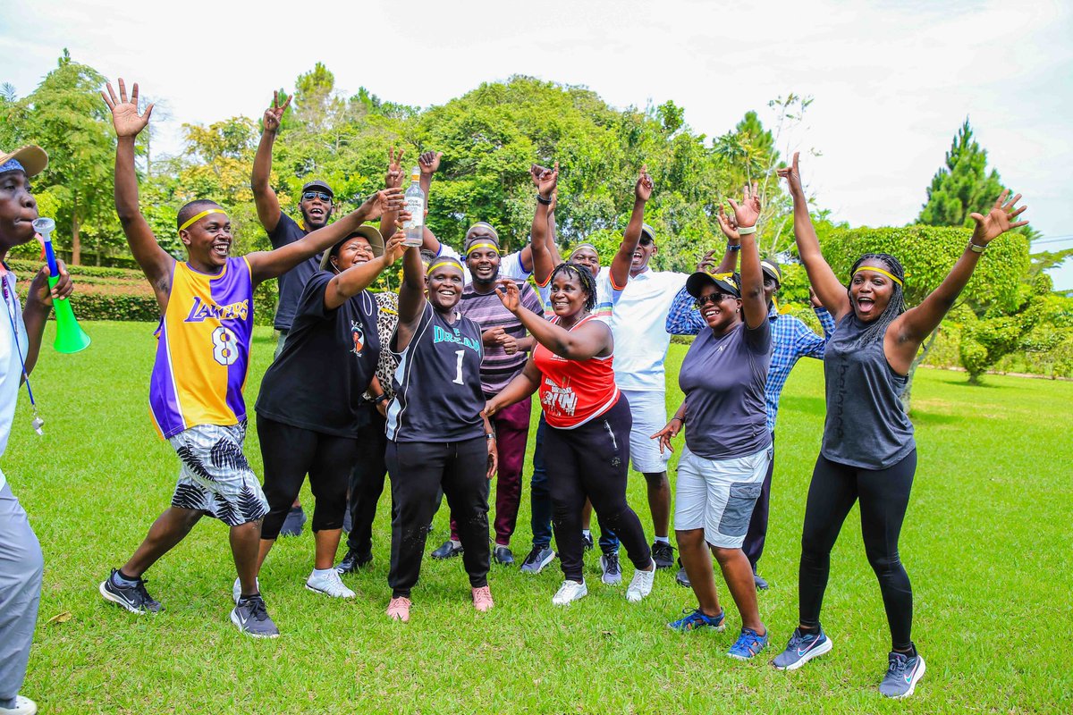 ASOU_Official's tweet image. Who's strategy nailed the intense bottle filling Challenge? Team Vikings (standing) Vs Simba (Kneeling) 🏅
Laws of gravity came in hand Kneel, big palms first, steady palms fill! 😆#ASOUfunday #Toolsdown #Reset #TeamBuilding