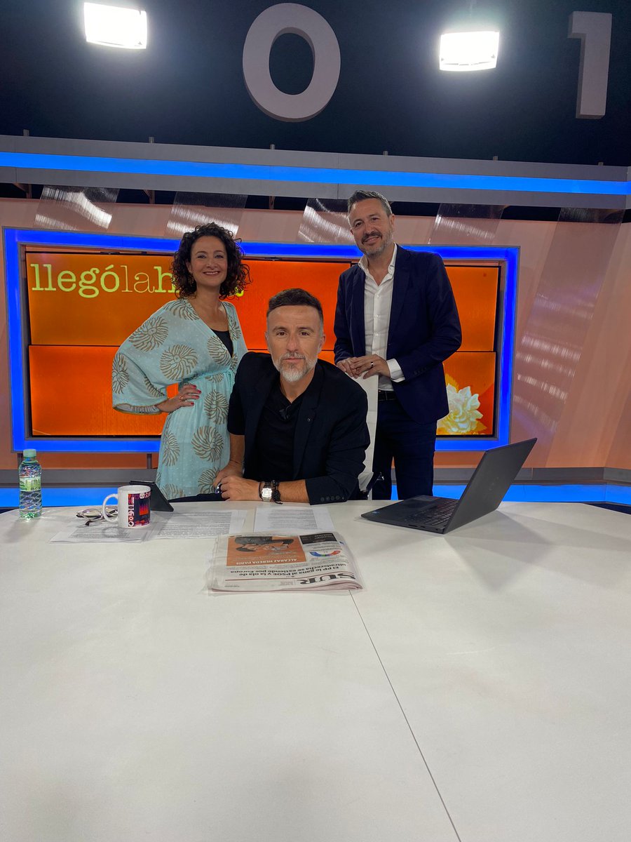 VillenaAlarcon's tweet photo. #LosGuapos hemos estado hoy en #LlegóLaHora 101 Málaga para comentar el fin de semana y las #eleccioneseuropeas2024
Y nos lo hemos pasado PI-PA.
GRACIAS 😊 https://t.co/EWHQ1P6025