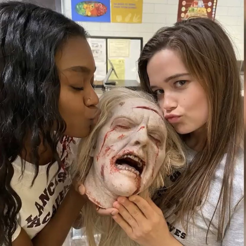 bella_xyz's tweet photo. That's how all the girls from Jules f*ckboi phase end up! And our killer couple will be back together! 

#firstkill #savefirstkill #sarahcatherinehook #mochabands #seasontwo https://t.co/JPvGmVaMSp