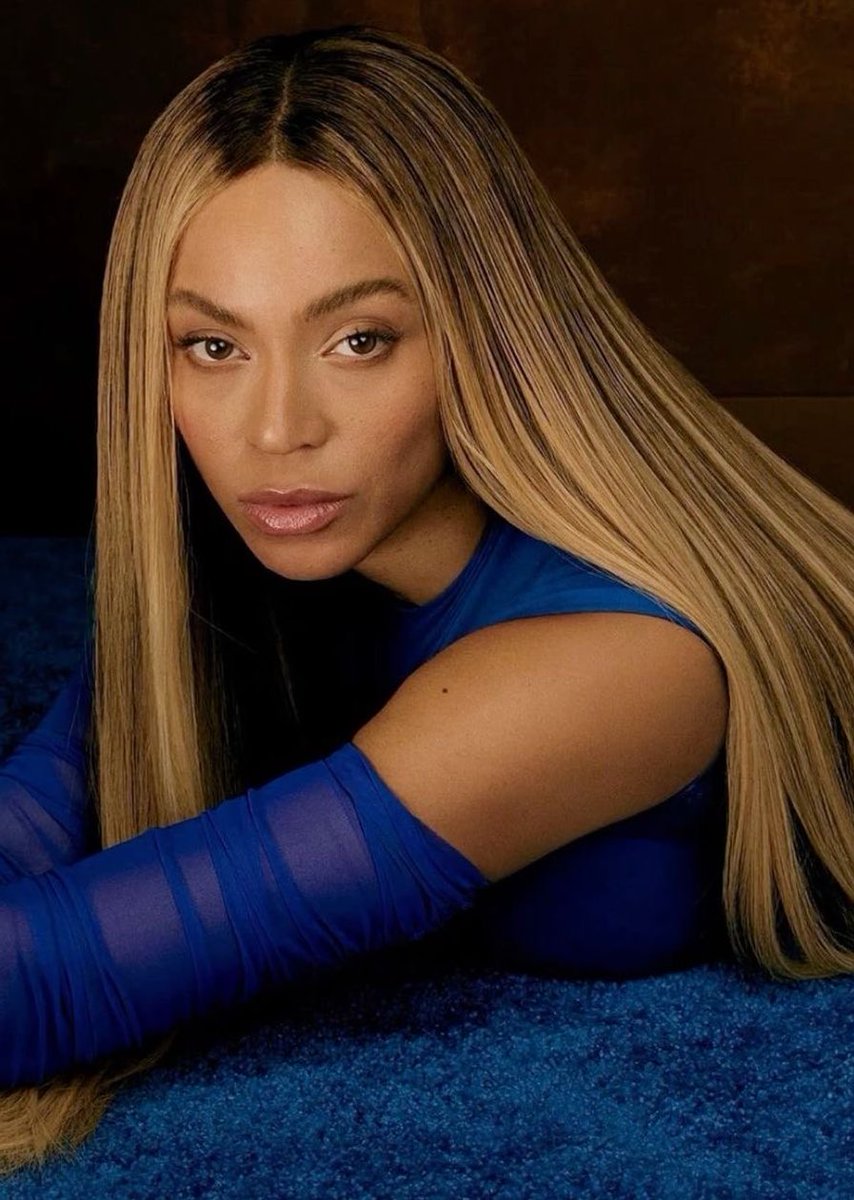 darkyoncestan's tweet photo. beyoncé and the color royal blue is just right in every way🙂‍↔️ https://t.co/21OwwaEPFs