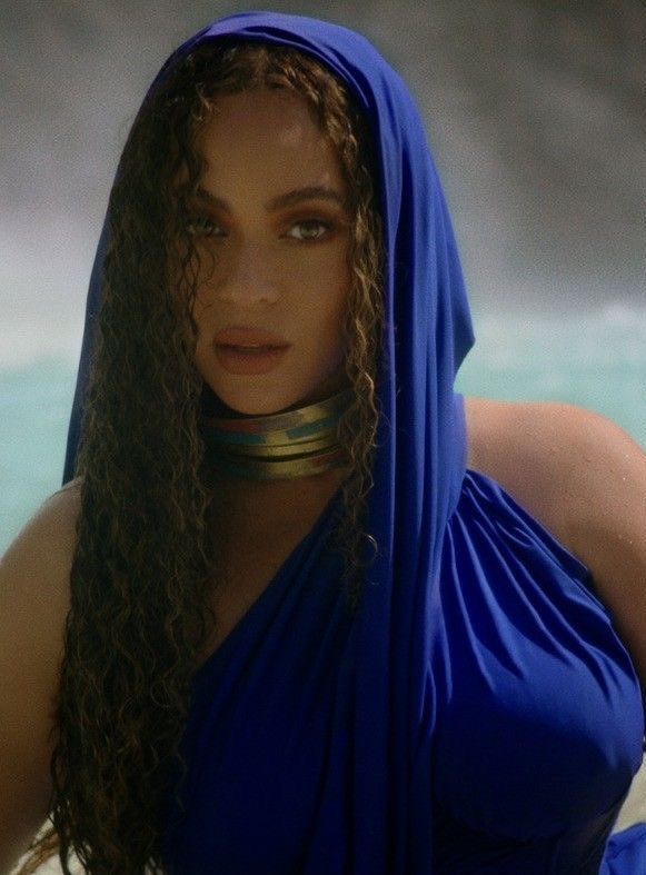 beyonce in royal blue dress beyoncé and the color royal blue is just right in every way🙂‍↔️