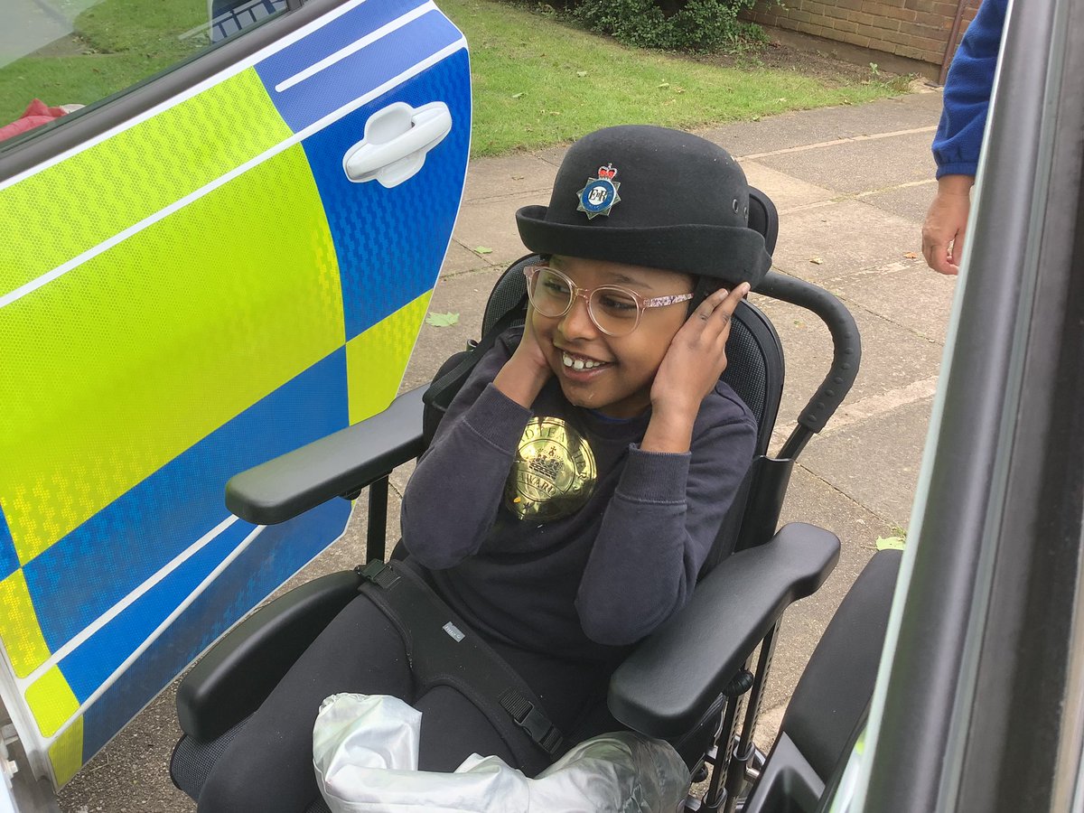 LeysFarm's tweet photo. Thank you to PCSO Hannah Grist for supporting LFJS with a Walk to School and for spending the morning with us to find out more about the role of a PCSO. @humbersidepolice #humbersidepolice #walktoschoolweek #lfjspshe #lfjsaspirations https://t.co/imRQazKcS0