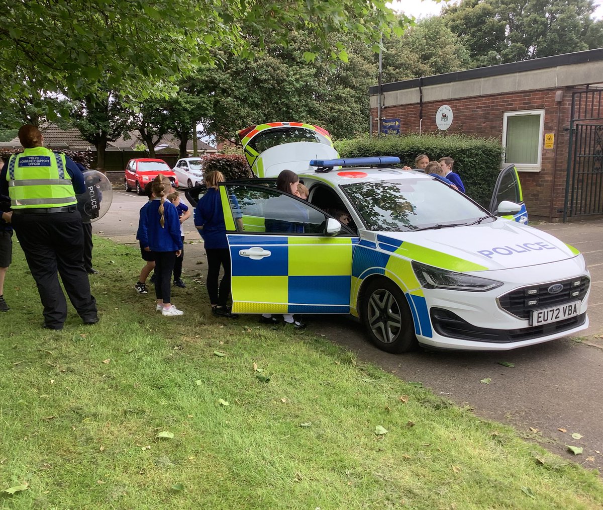 LeysFarm's tweet photo. Thank you to PCSO Hannah Grist for supporting LFJS with a Walk to School and for spending the morning with us to find out more about the role of a PCSO. @humbersidepolice #humbersidepolice #walktoschoolweek #lfjspshe #lfjsaspirations https://t.co/imRQazKcS0