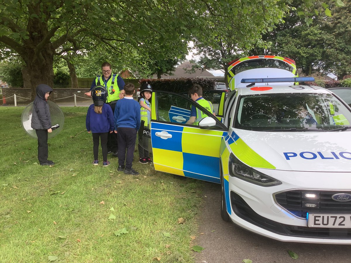 LeysFarm's tweet photo. Thank you to PCSO Hannah Grist for supporting LFJS with a Walk to School and for spending the morning with us to find out more about the role of a PCSO. @humbersidepolice #humbersidepolice #walktoschoolweek #lfjspshe #lfjsaspirations https://t.co/imRQazKcS0