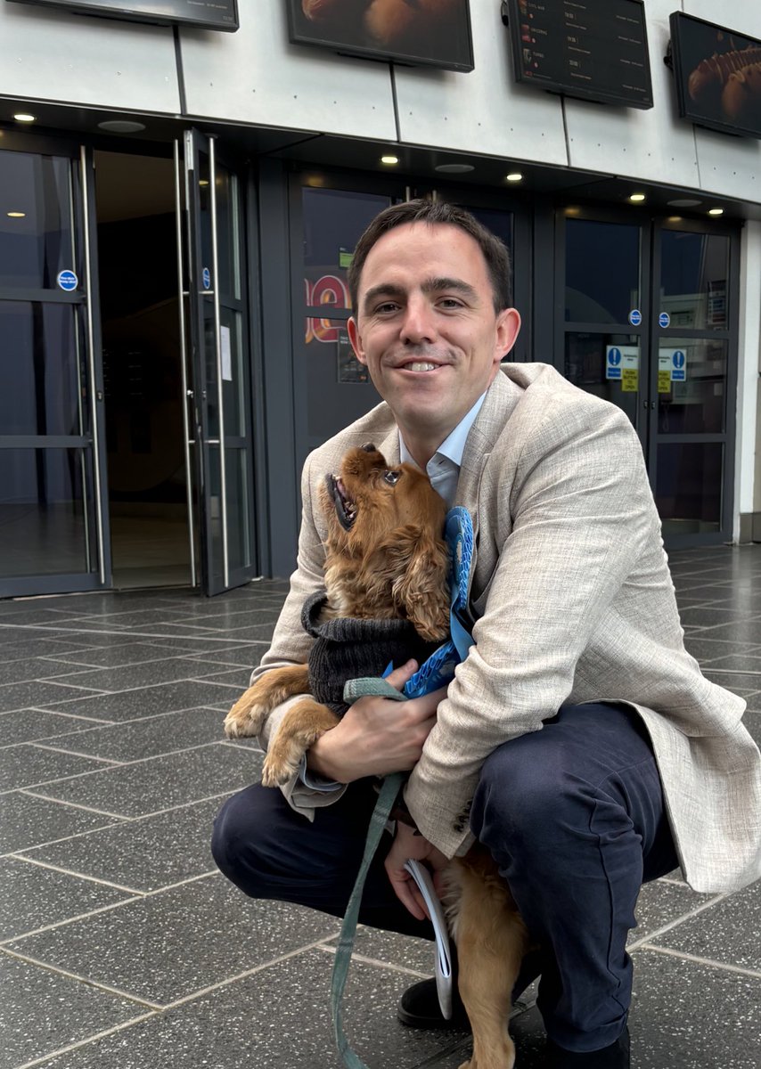 EJ_McGuinness's tweet photo. Ended the day with a group of Veterans in #Windlesham - with people who have the greatest of perspectives - and of course Dillinger the King Charles spaniel! #ElectionDogs🐶 https://t.co/jB4YXMKkSa