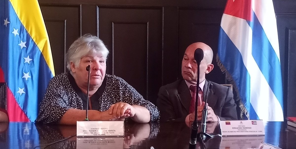 FidelidadACuba's tweet photo. #NicoTieneLasRiendas La Dra. Aleida Guevara March, insistió en la necesidad que los cuadros revolucionarios deben estar precedidos "por la ética, el apego a las dificultades que tienen los pueblos, no vivir diferente a como vive su pueblo". @centro_guevara @dgardoSacapunta https://t.co/dx0L2bATkV