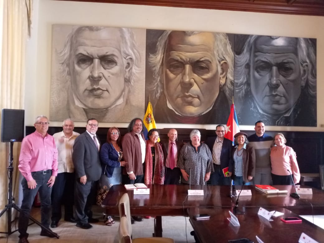 FidelidadACuba's tweet photo. #NicoTieneLasRiendas La Dra. Aleida Guevara March, insistió en la necesidad que los cuadros revolucionarios deben estar precedidos "por la ética, el apego a las dificultades que tienen los pueblos, no vivir diferente a como vive su pueblo". @centro_guevara @dgardoSacapunta https://t.co/dx0L2bATkV