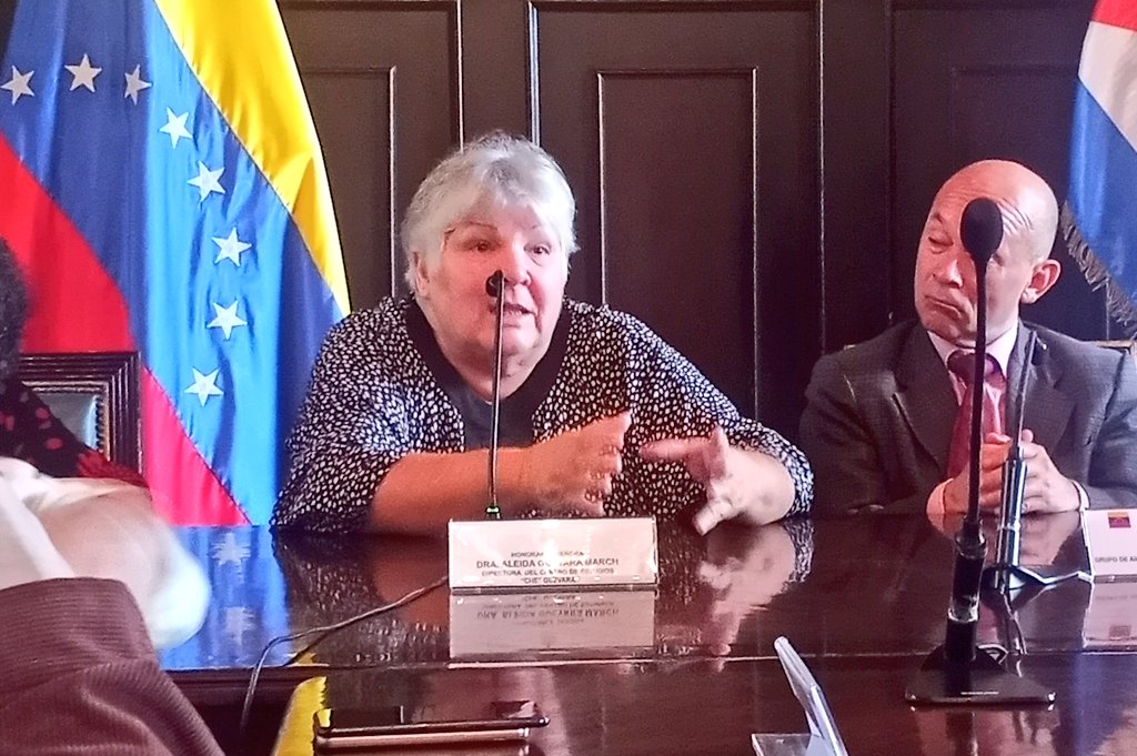 FidelidadACuba's tweet photo. #NicoTieneLasRiendas La Dra. Aleida Guevara March, insistió en la necesidad que los cuadros revolucionarios deben estar precedidos "por la ética, el apego a las dificultades que tienen los pueblos, no vivir diferente a como vive su pueblo". @centro_guevara @dgardoSacapunta https://t.co/dx0L2bATkV