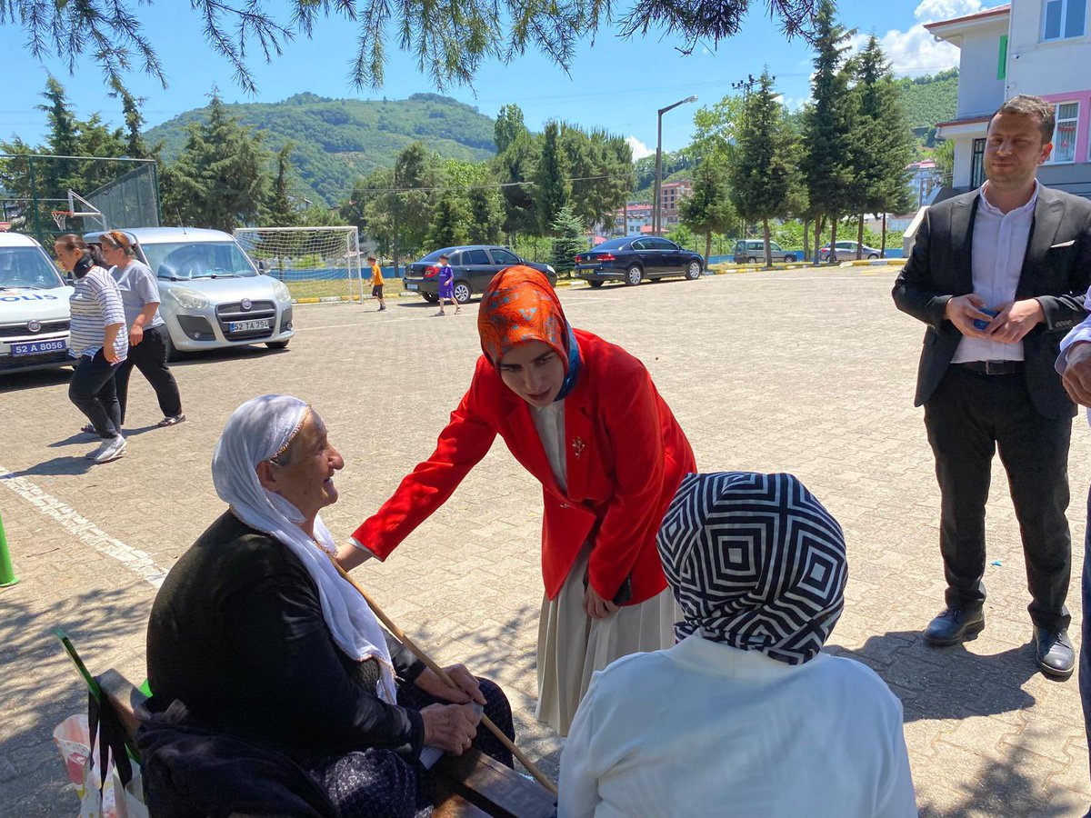 Gülyalı Kaymakamımız Sn. Hatice ÜSTÜN bugün Turnasuyu ilkokulunda düzenlenen kermese katılmış ,vatandaşlarımızla sohbet etmiştir .