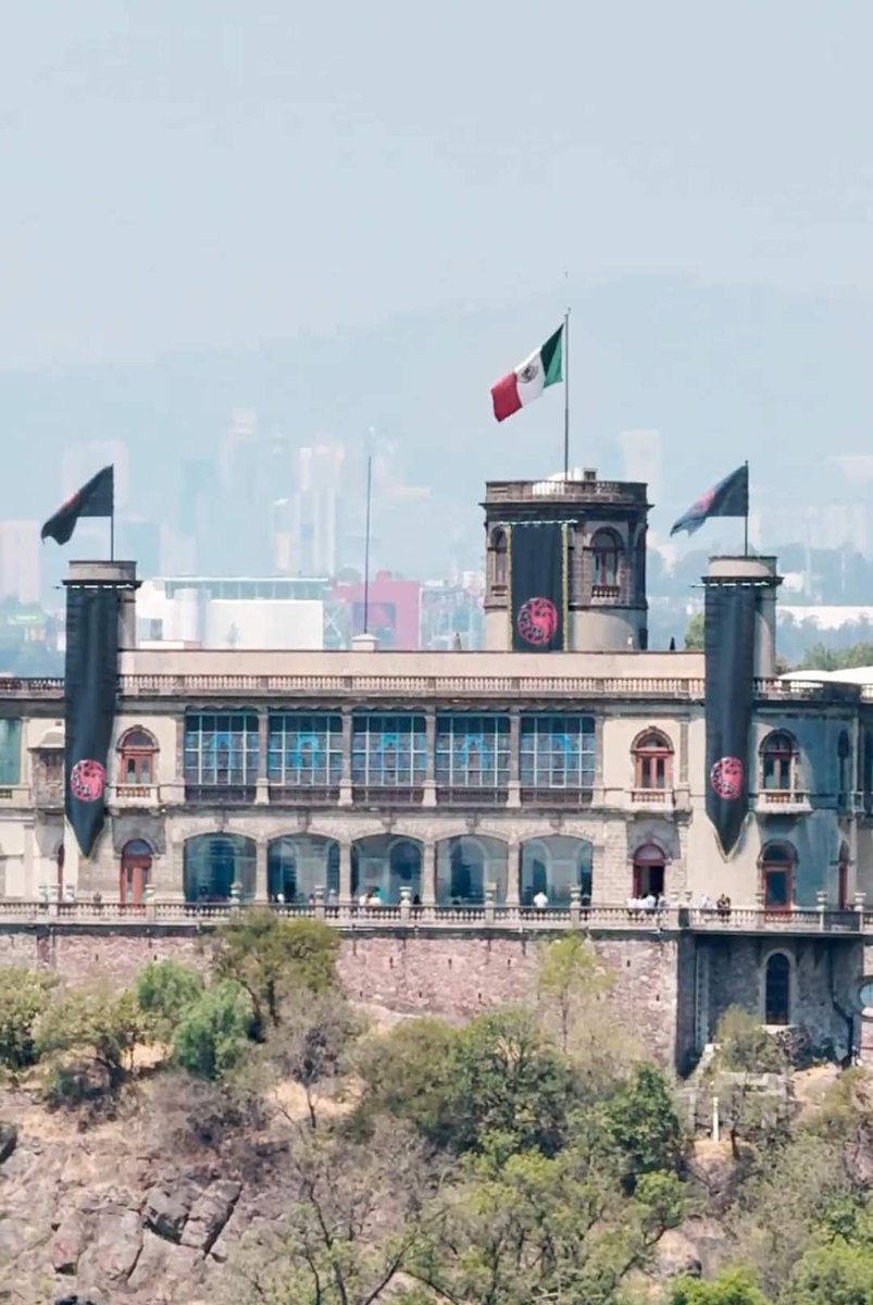 OskyElMagno's tweet image. Todo parece indicar que México pasará a formar parte de los territorios dominados por el  Reino de la casa del Dragón,  la reina Rhaenyra Targaryen ya ondea su bandera  insignia en el #CastilloDeChapultepec. #HouseOfTheDragon