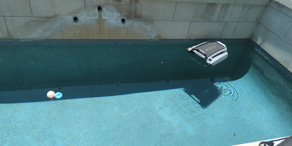 WayneWangHuang1's tweet photo. There are solar-powered pool cleaners for cleaning debris from swimming pools. Since I bought mine, I’ve never had to charge it. Could we build a massive solar-powered, AI-driven device that roams the ocean to collect marine debris? https://t.co/NLrSVQqUVK