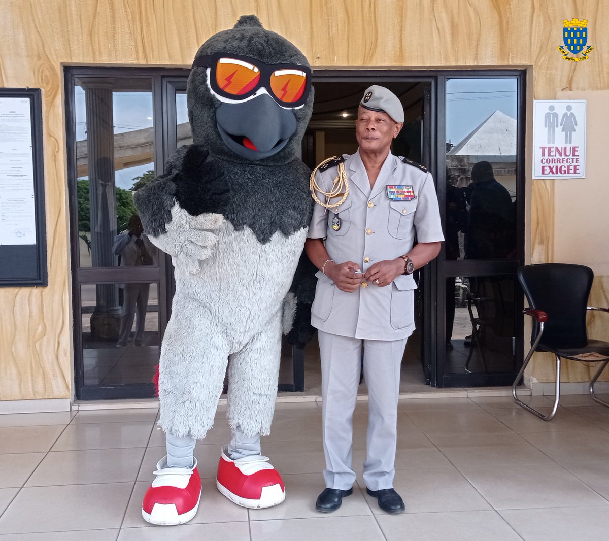 VilledePog's tweet photo. NGOZO, la mascotte du @10KPOG a fait un stop à l'Hôtel de ville de #Port_Gentil. L'occasion toute choisie pour immortaliser ces instants.
#rdvle23Juin2024
#10kmPog
#10kLePlusRapidedAfrique https://t.co/aTVgndF0K4