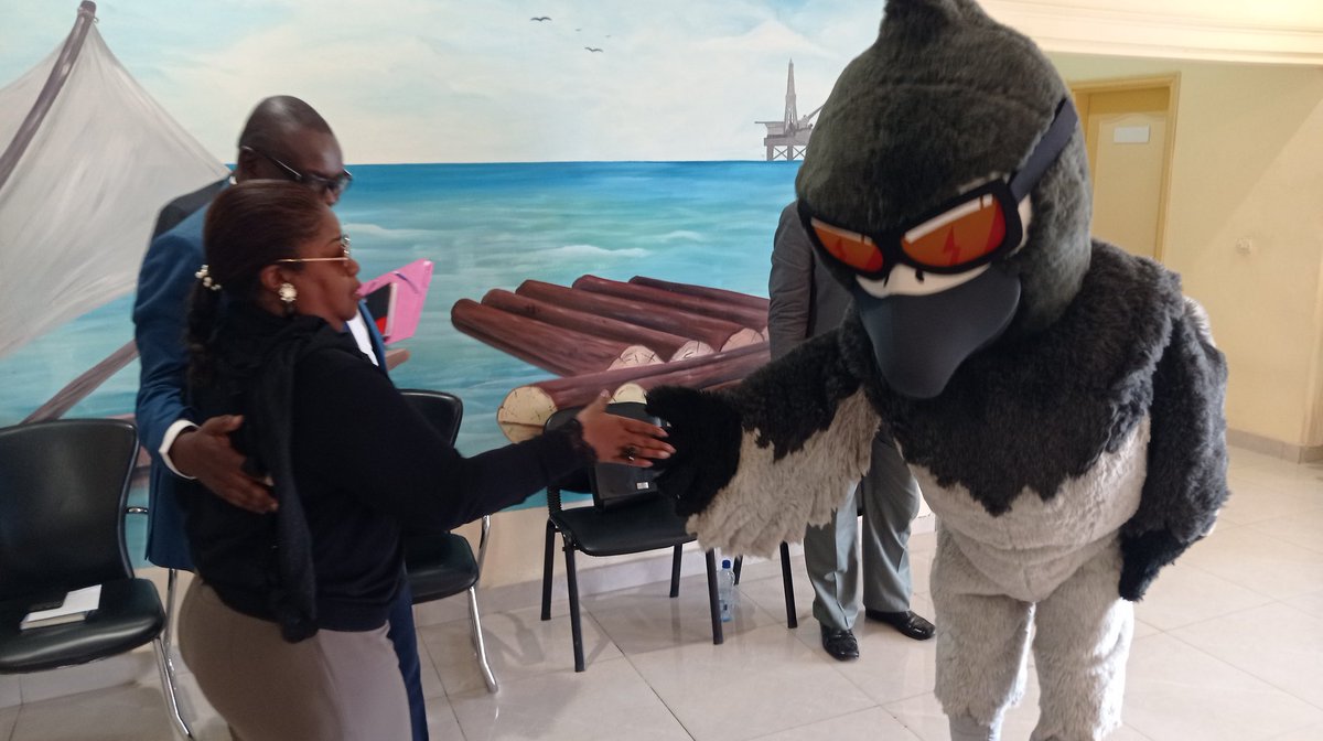 NGOZO, la mascotte du <a href="/10KPOG/">10KPOG 🏃🏽‍♂️</a> a fait un stop à l'Hôtel de ville de #Port_Gentil. L'occasion toute choisie pour immortaliser ces instants.
#rdvle23Juin2024
#10kmPog
#10kLePlusRapidedAfrique