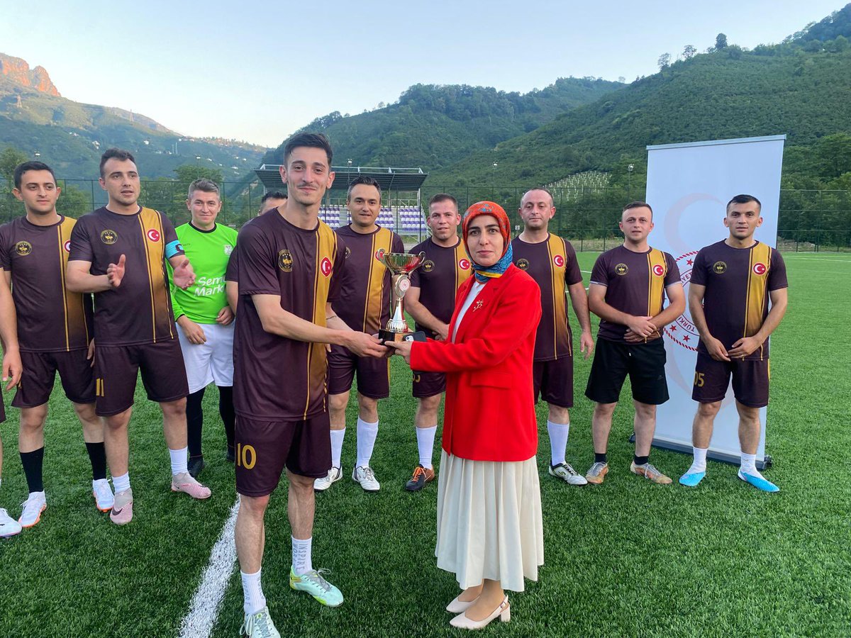 İlçe kaymakamımız Sn. Hatice ÜSTÜN kurumların düzenlediği futbol turnuvasına katılmış final maçında birinci olan takıma ödülünü takdim etmiştir.